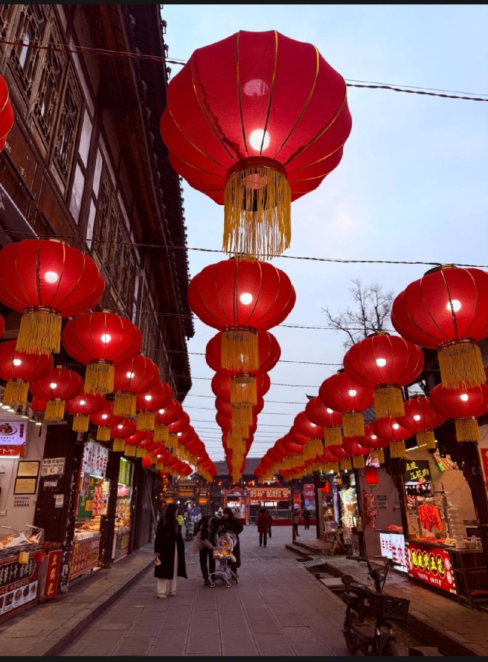 成都街头大红灯笼高高挂，年味十足
中国人过年，仪式感拉满。中国红，是独属于中国春
