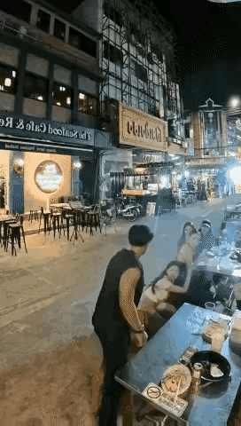 如果不是亲眼所见，真是万万不敢相信。
夜市上，一个身强力壮的黑衣男子，竟然得寸进