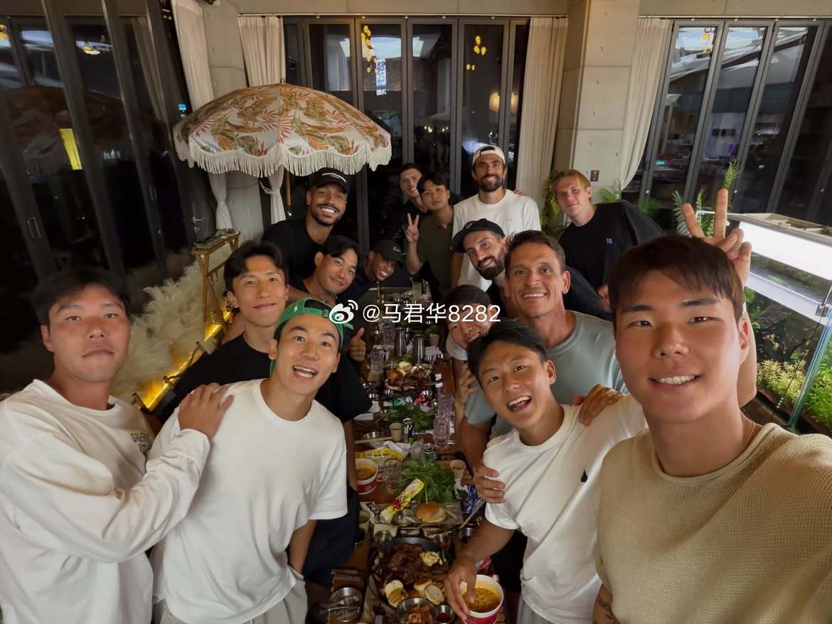 全北现代近期的聚餐照片当中，能够找到一张熟悉的面孔。白色鸭舌帽反戴，一脸大胡子，