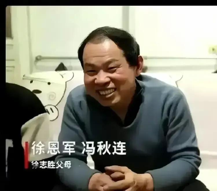 这基因绝了！徐志胜太像他老爹啦！见其子如见其父，“绝美”父子，眯眯眼卷卷发，一笑