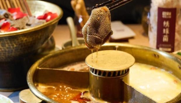火锅本是平民饮食，如今却越吃越贵。八块钱两片生菜、十八块钱五片土豆，让人不禁恍惚