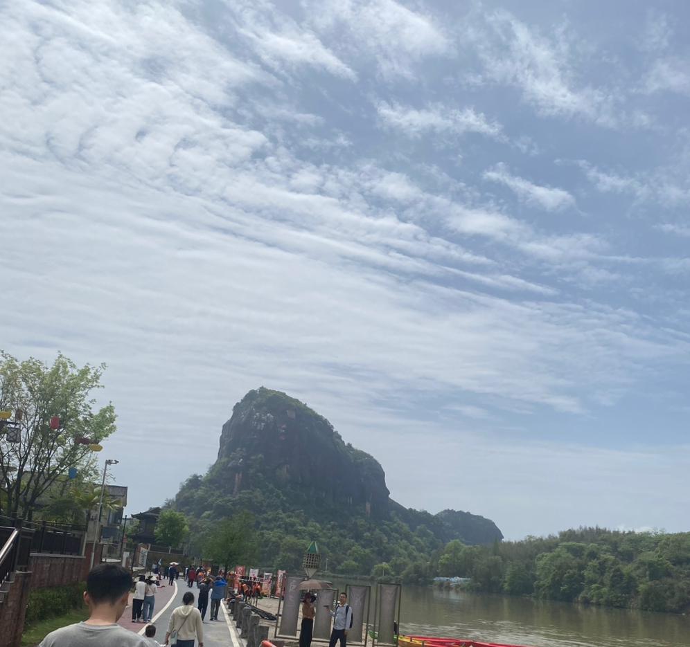 这次中美会谈的氛围里，这几个细节真的挺有意思。

一是马斯克在人民大会堂360度