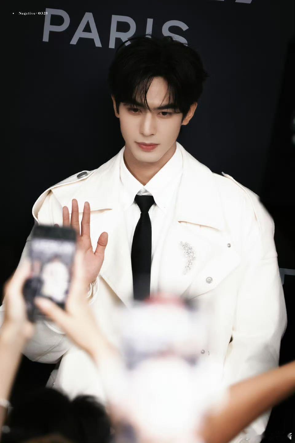 宋威龙白衬衫自拍宋威龙的自拍水平 生图状态能打，自拍水平高超！这组照片的细节，从