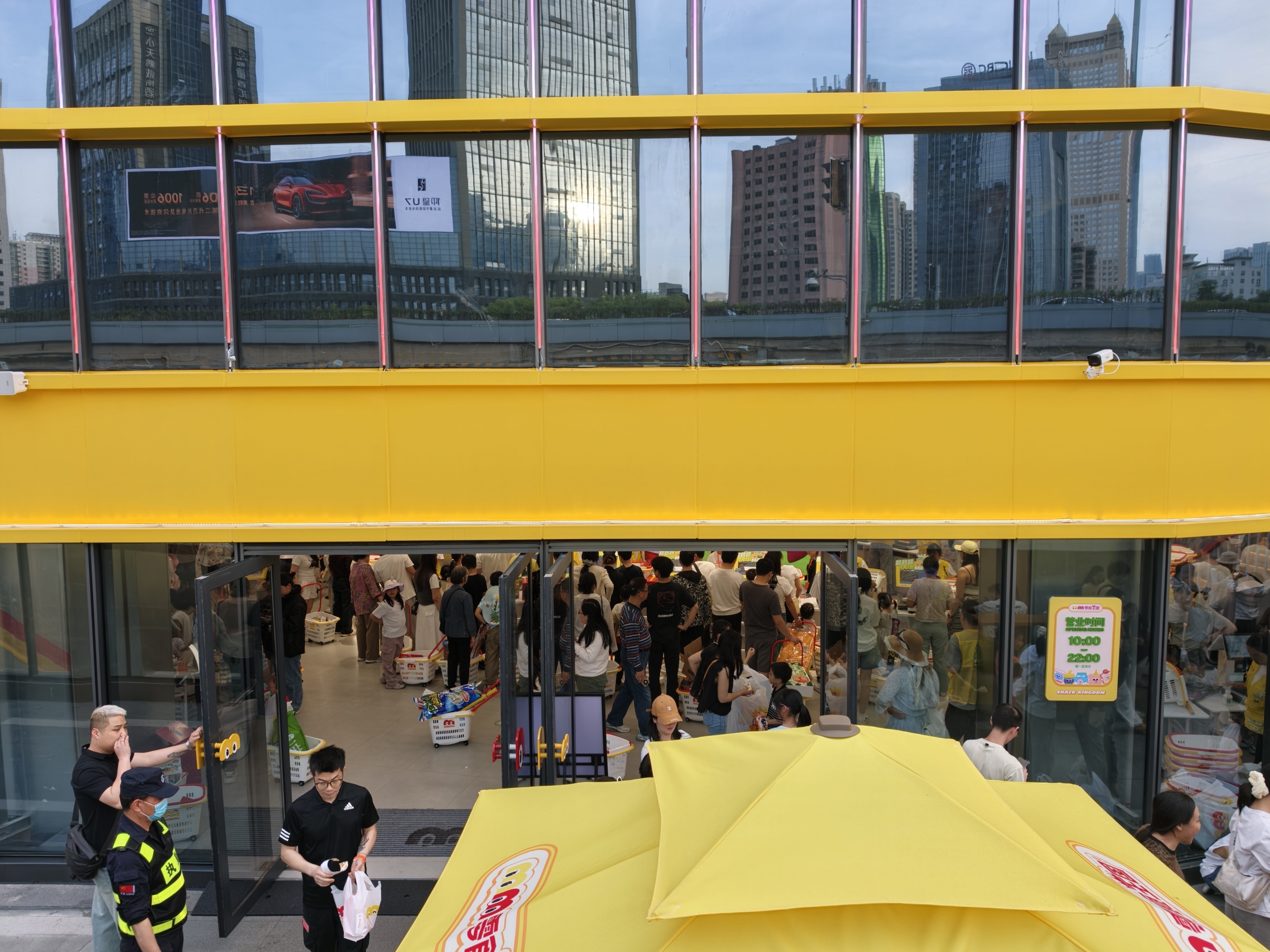 世界最大的零食店，零食王国，人太多了，排队都得一两小时，我是不会去排队的，等热度