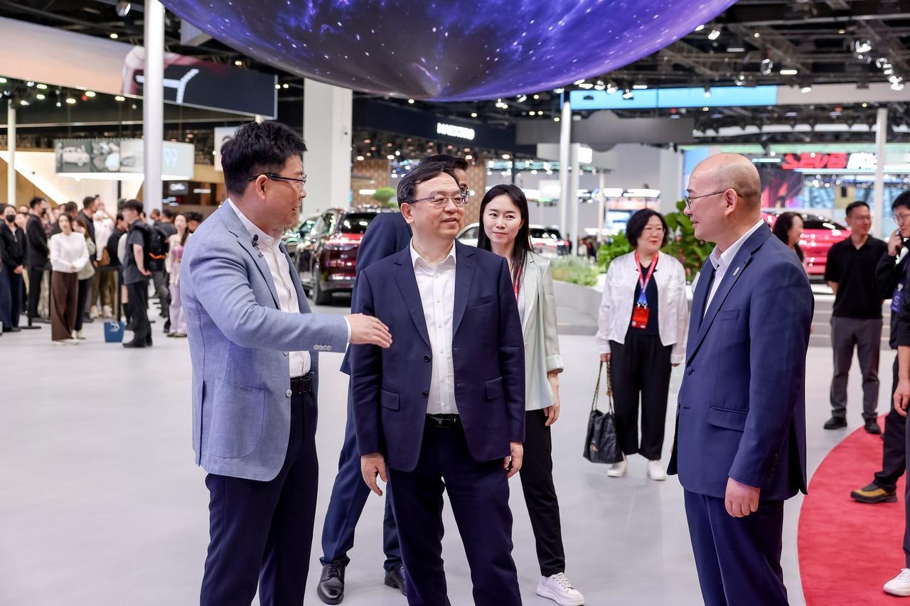 896线激光雷达+电池黑匣子，鸿蒙智行的安全底牌够硬
很多人逛北京车展只看外观和