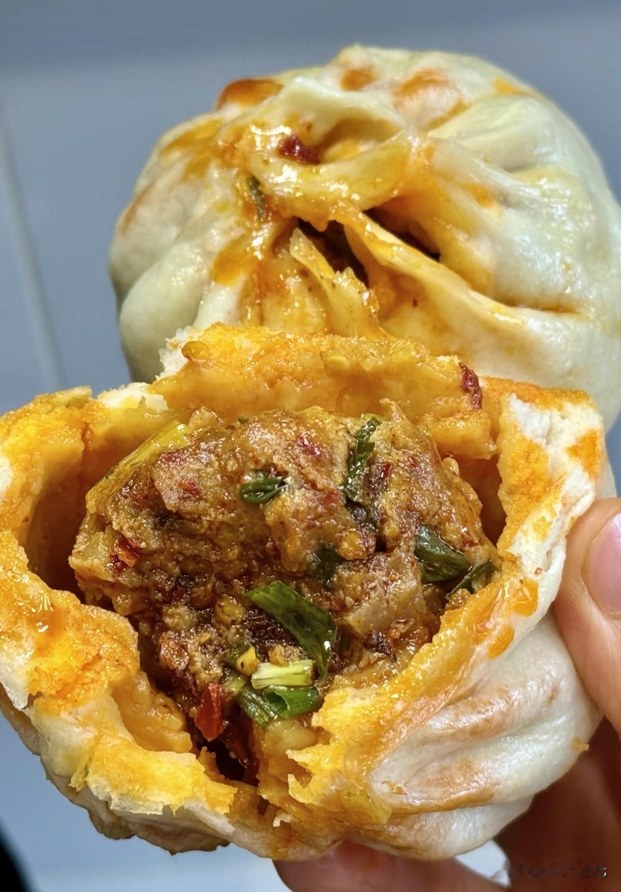 前阵子楼下新开一家早餐小店，我本来只是顺路买个包子垫肚子，咬第一口直接惊艳到。