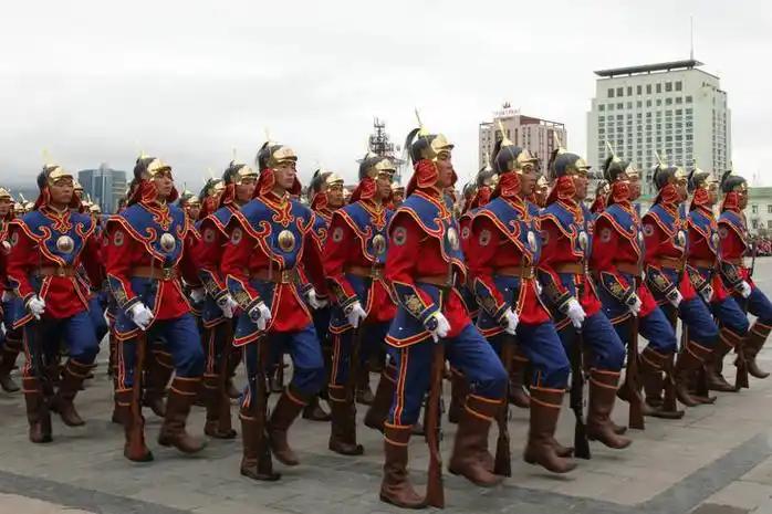 世界上最安全的两个国家，一个谁也打不过，一个谁也不敢打。世界纷纷扰扰，但有两个国