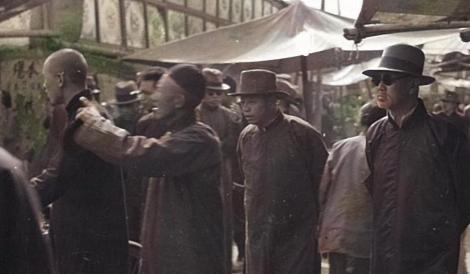 1949 年的上海，赫赫有名的商人丁永福，把自家的洋房全卖了，换成了美金。旁人都