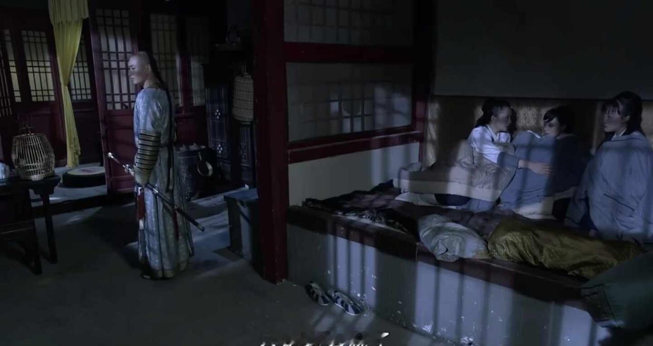 细思极恐，明明已经得到明确的拒绝，依旧紧追不放，守在门外窥探他人的一举一动，这样
