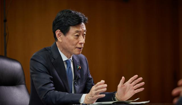 这事儿透着蹊跷。西村康稔，前经济产业大臣，自民党选举对策委员长，这样的核心人物跑