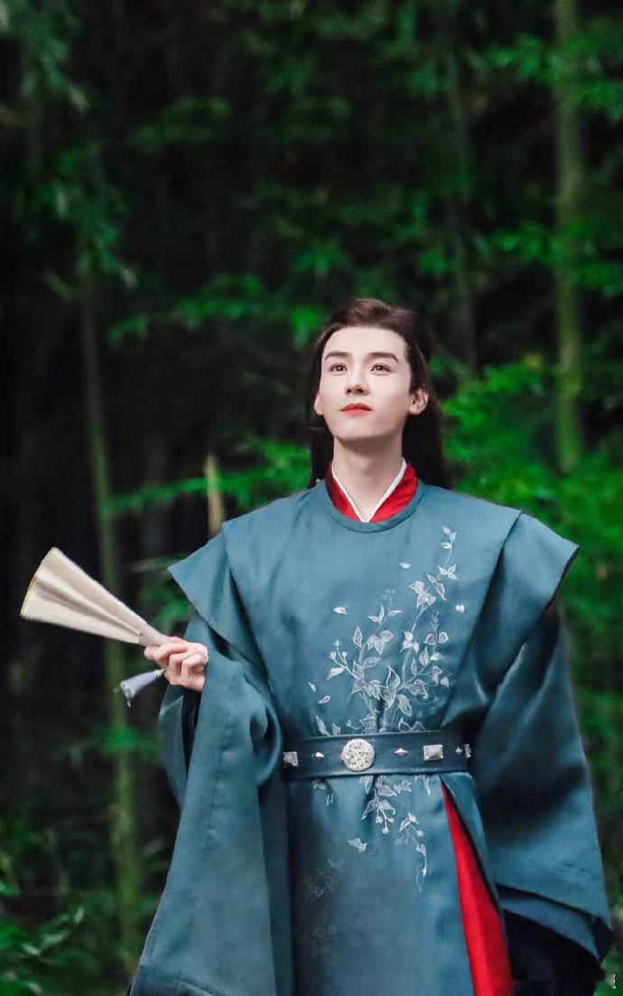 巽风穿着温客行的衣服 谁能想到同一件古装戏服，龚俊穿出了鬼谷谷主的霸气，张宸逍穿
