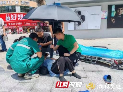 街头人来人往，一切都平平常常，谁都没料到，一场生死救援突然上演。一名骑着摩托车的
