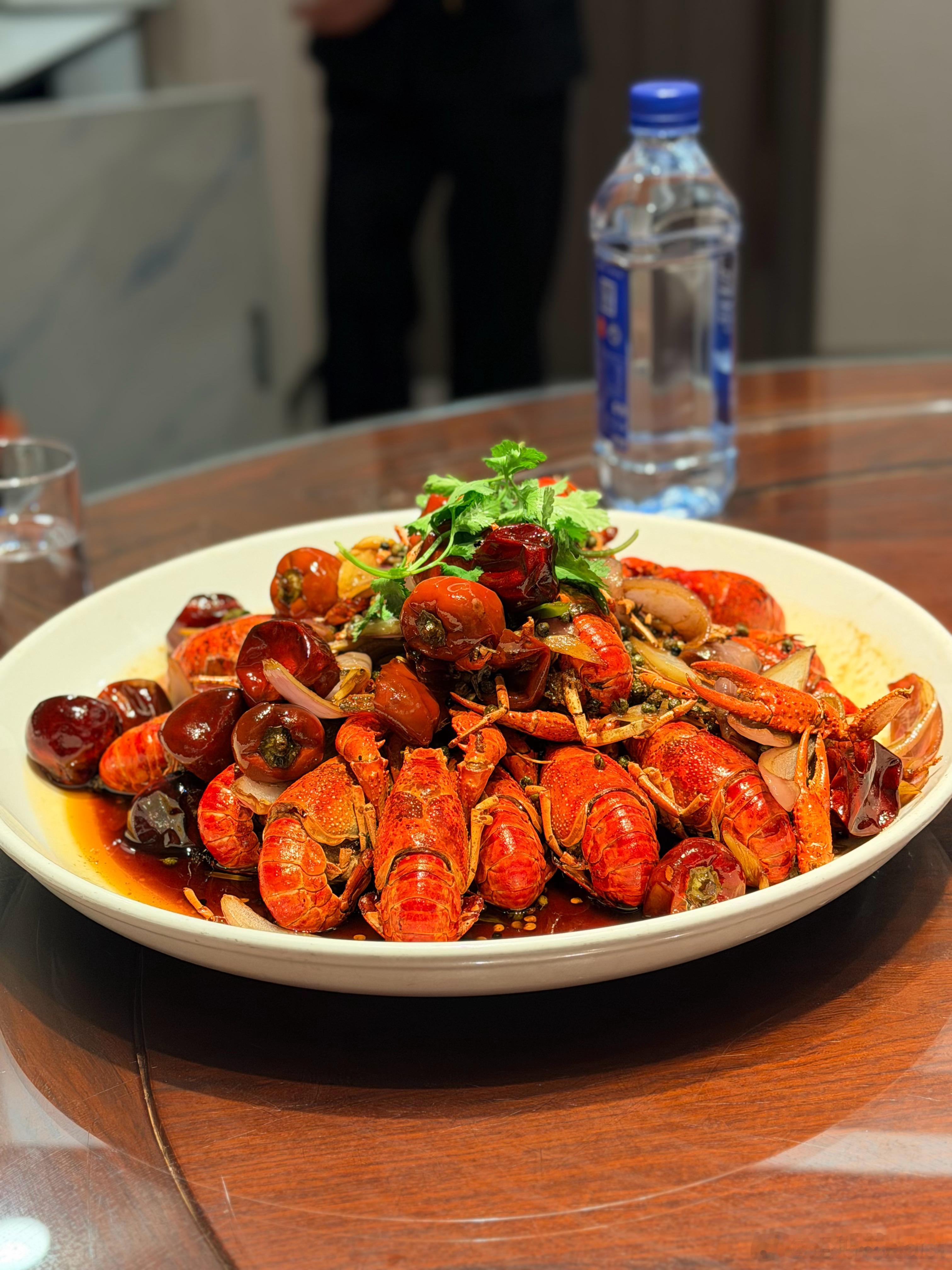 每次回南京必吃，西苑饭庄！冬天的小龙虾还是很好吃，他们家又出了个新口味，叫金牌爆