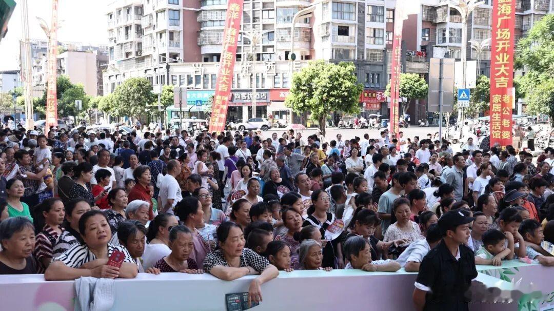 长宁这个商场开业了！人山人海，长宁县城最大的商场，大家觉得这个商场能支撑多多久，