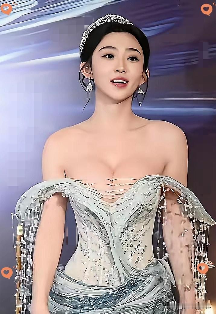 大湾区选美红毯出圈造型！浅蓝渐变闪钻抹胸礼服搭配满钻皇冠，两侧垂坠的水晶流苏成为