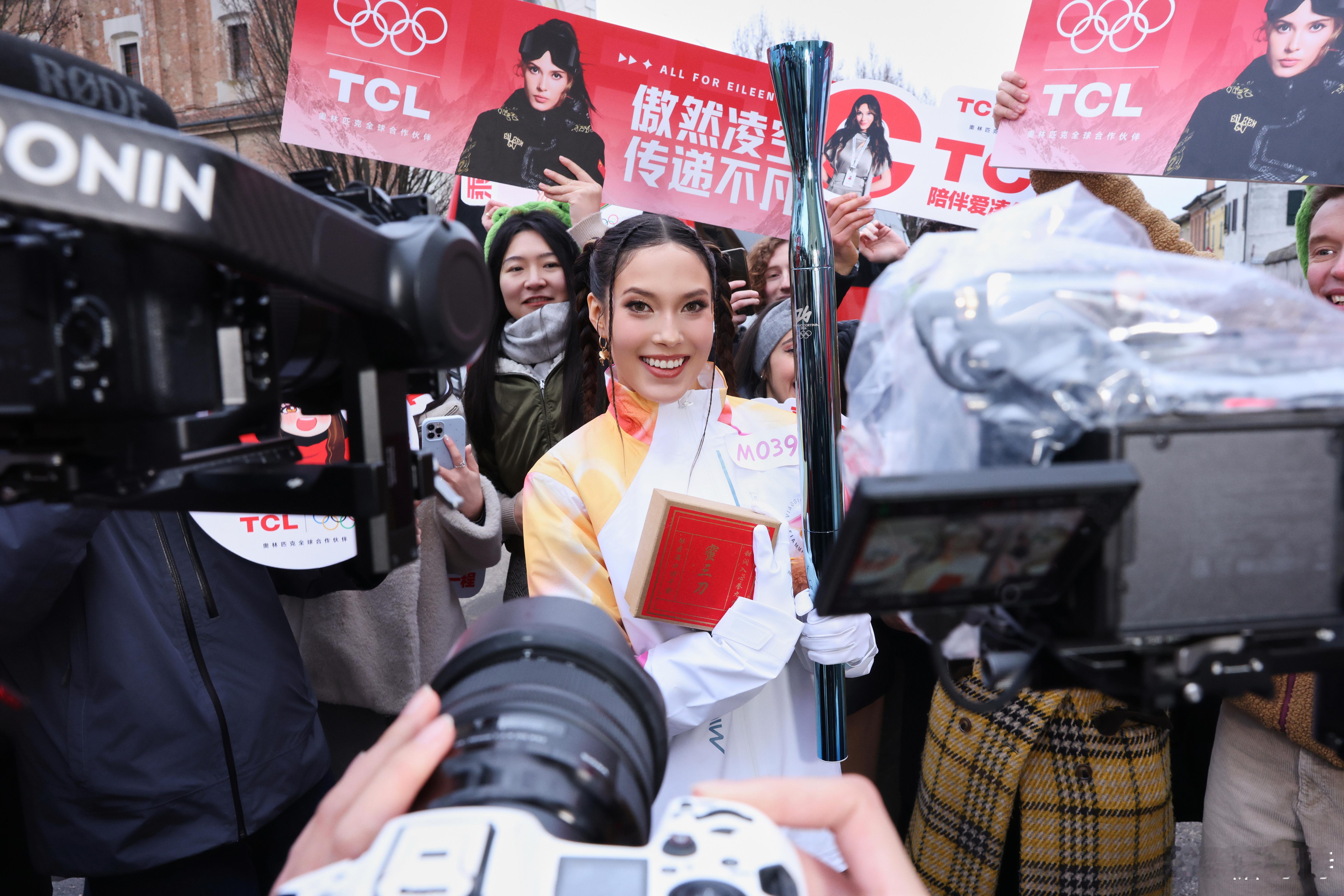 谷爱凌这套动作太丝滑 谷爱凌雪道上的丝滑滑行，是战术智慧与顶尖技术的完美融合。预