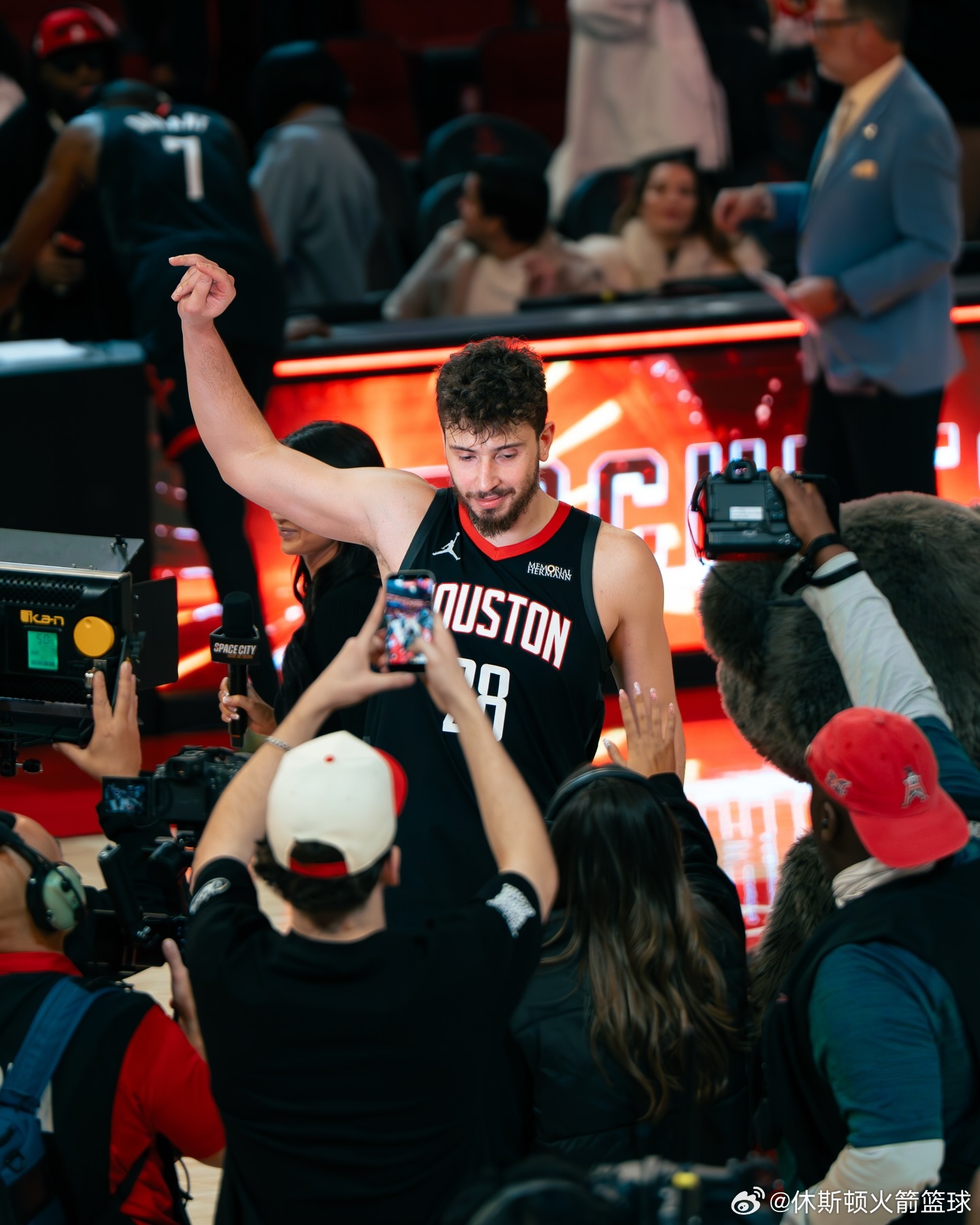 阿尔佩伦·申京在伤停一周后的最近四场比赛中：▪️ 23.5分▪️ 9.5篮板▪️