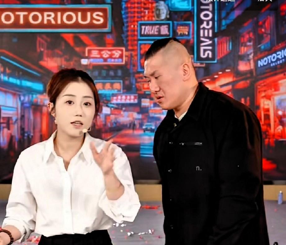 “县长+厂花”合体直播，3小时卖空一座云仓库？
“1200万件，成交额1.6亿元