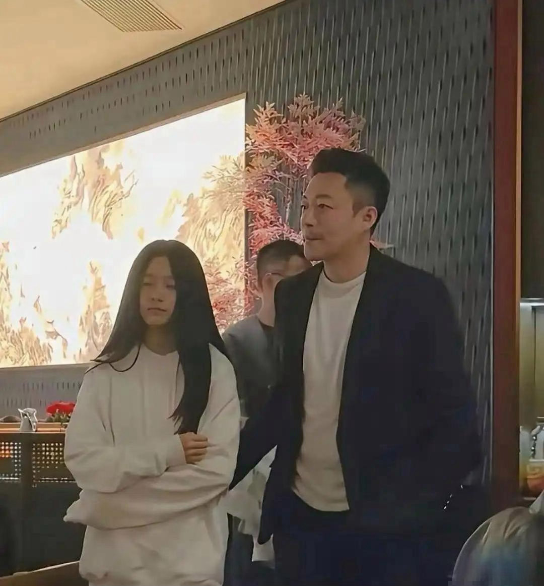 小玥儿正脸终曝光，活脱脱大S翻版。五官像不说，那又黑又长发量超多的头发，和年轻时