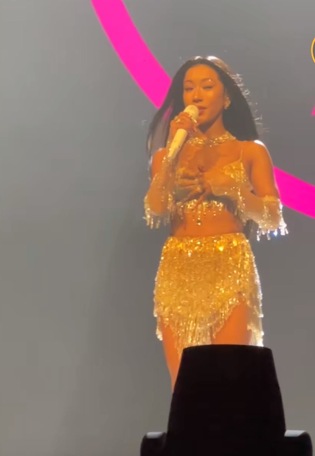 吉克隽逸鞠躬感谢方大同姚谦 吉克隽逸演唱会的高光时刻！一曲《爱情发的光》致敬经典