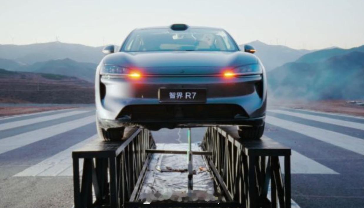 智界R7十万公里电池安全挑战 电池一年一年进化，随着高压平台，更大密度的到来，稳