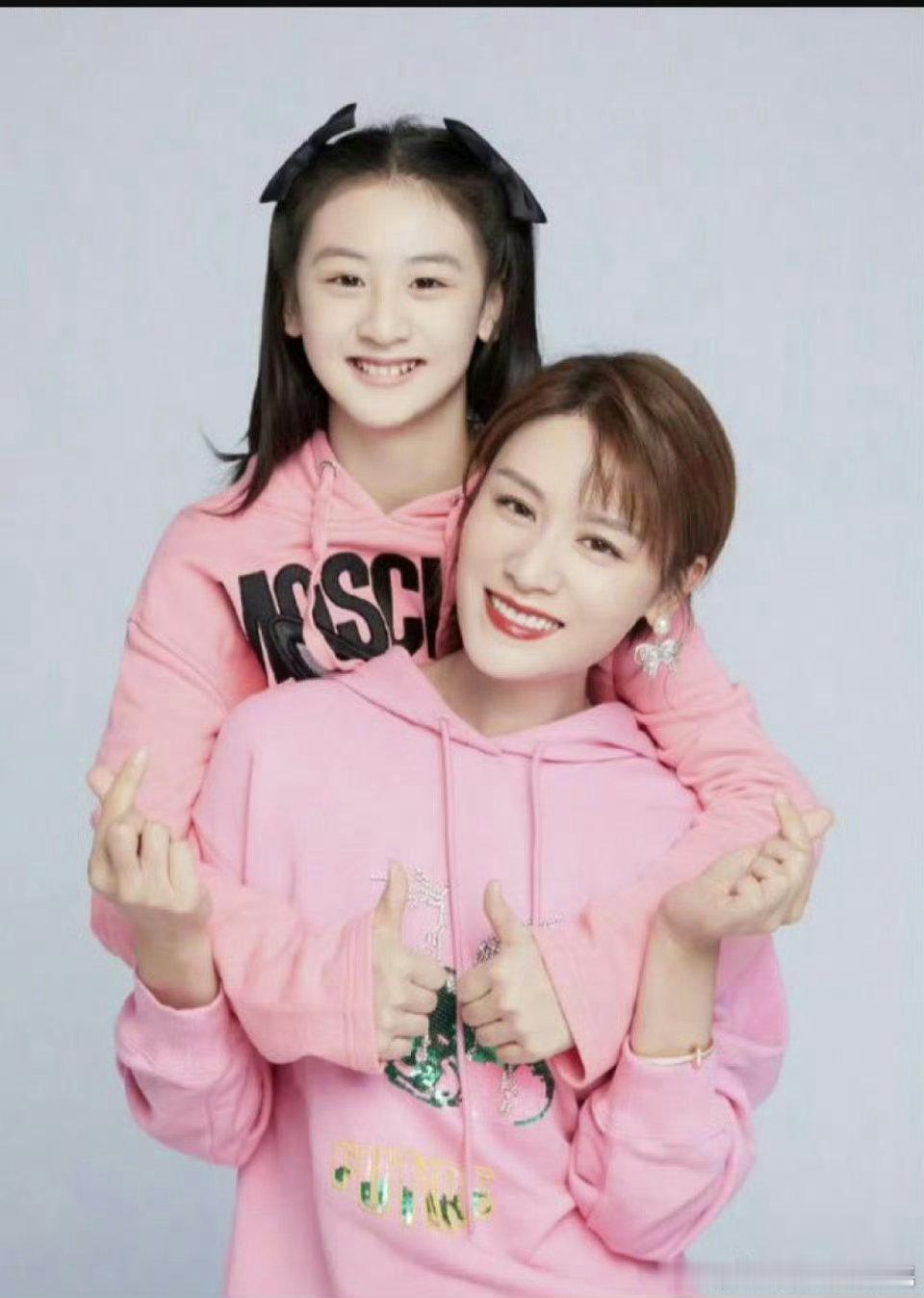 叶一茜带森碟看张杰演唱会动人旋律响彻现场，叶一茜陪伴森碟感受张杰演唱会的魅力。实