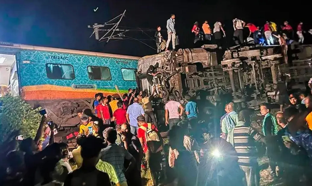 #做早饭时想# 印度火车事故，近300人死亡，三列火车相撞，初步消息是信号问题。