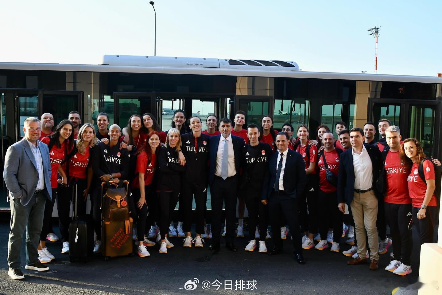 #奥运会# 奖牌、甚至夺冠大热门土耳其女排出发前往巴黎。在#2024巴黎奥运会#