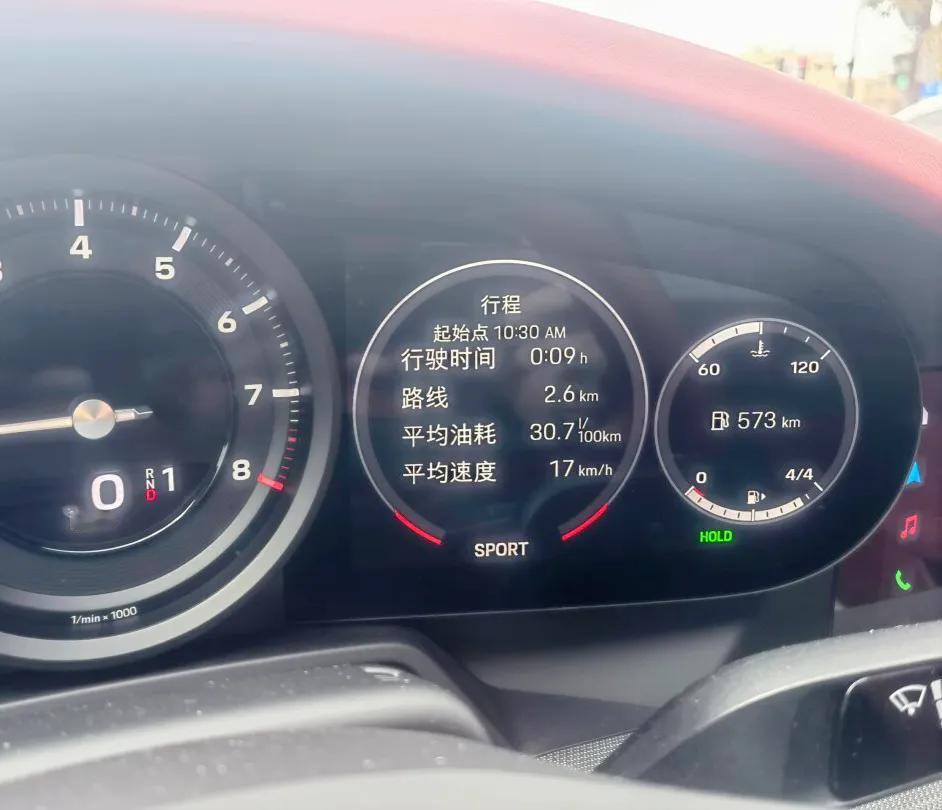 租了一周的保时捷911来开，发现还是自己的奔驰AMG开起来舒服点，感觉保时捷方向