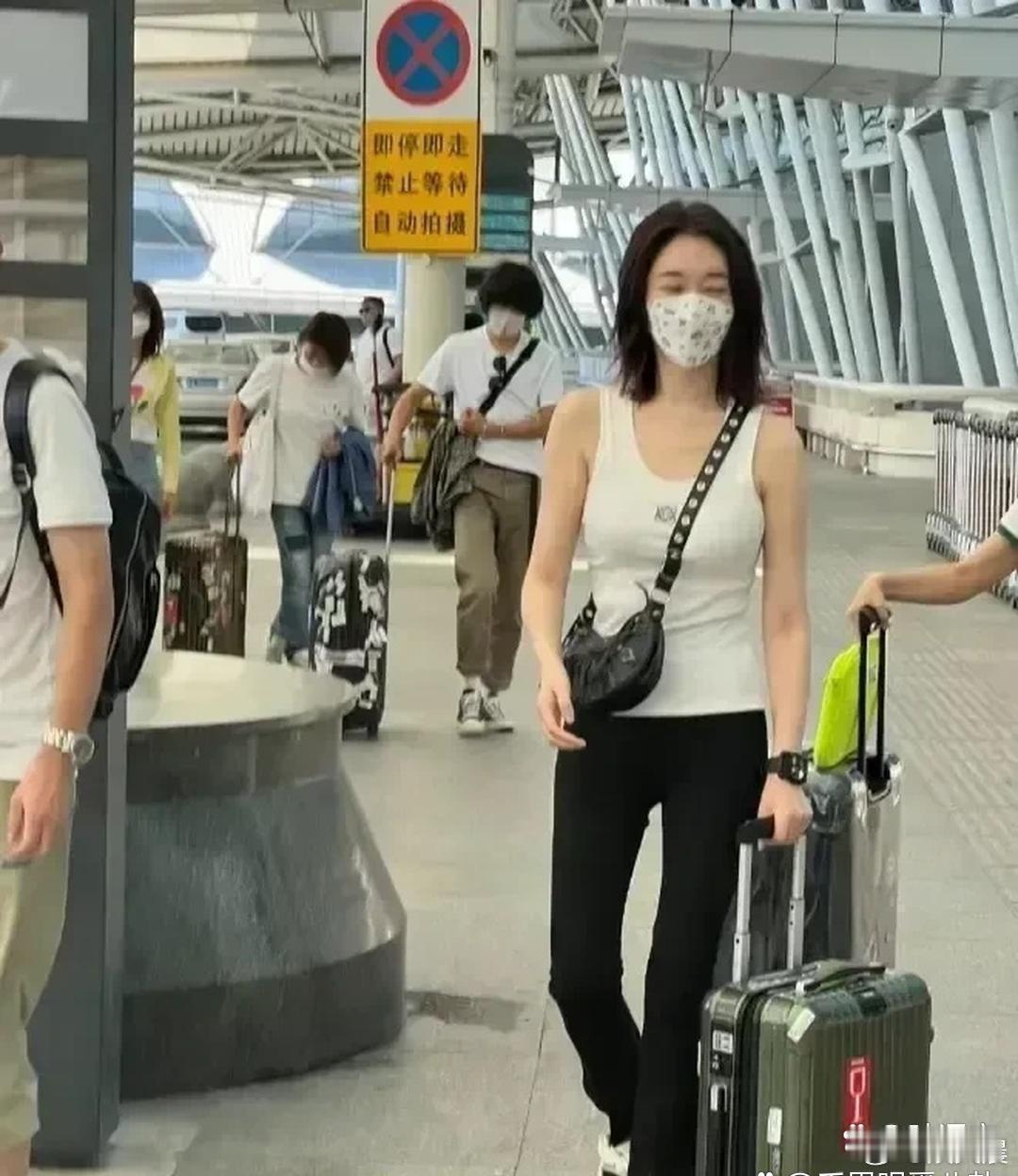 李小冉快要年近50，身材依旧维持得无可挑剔，超强自律真的让人佩服不已。 