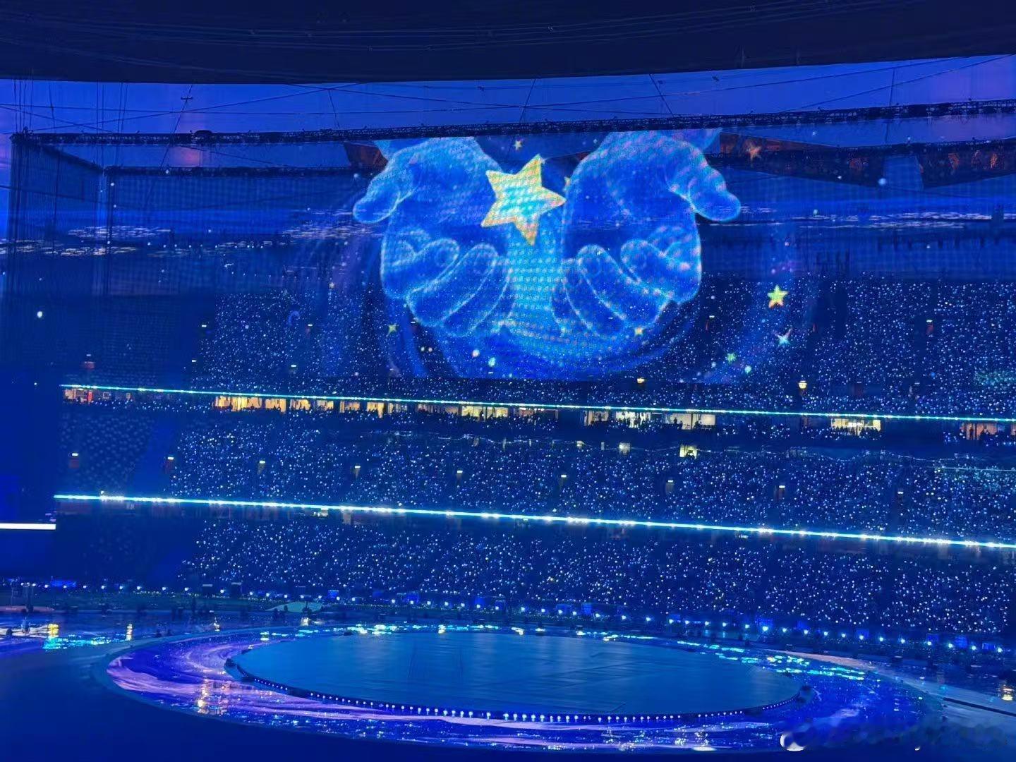 穆祉丞去看张杰演唱会了 颜值暴击！坐在快乐家族里的穆祉丞，温柔又干净 