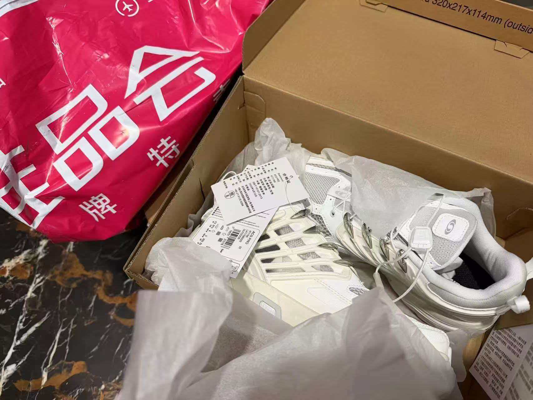今年五一太火了，到处人山人海，消费也爆了。尤其是穿着之前打折买的萨洛蒙、凯乐石，