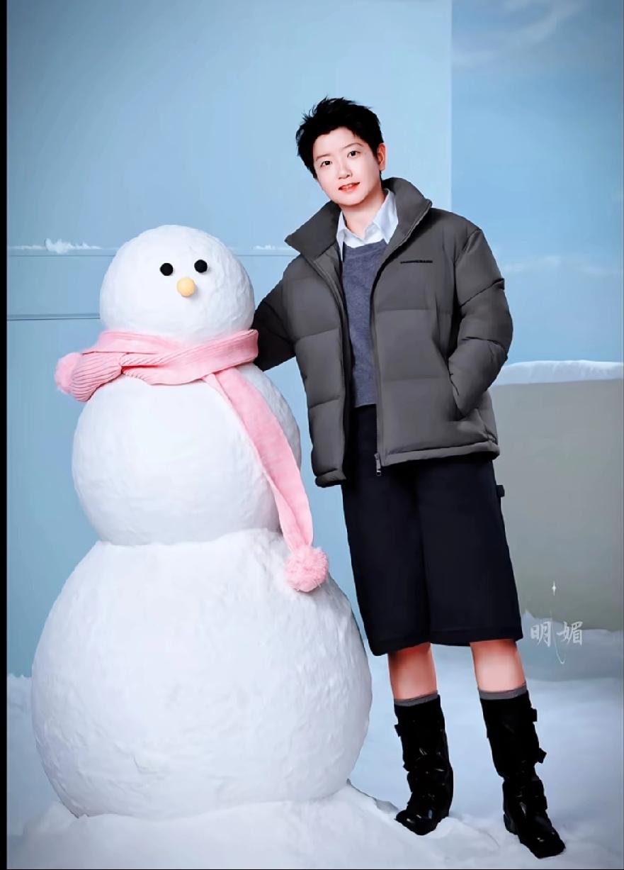 莎莎的冬日限定可爱
和雪人同框的莎莎也太好看了吧！
 
她身上这条被误认为是裙子