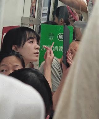 一名年轻女孩坐在地铁上补妆。
这把旁边的大爷都给看懵了？
从大爷一脸专注的眼神来