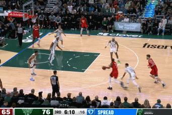 杜兰特单节8中5独取15分，火箭迫近比分关键
北京时间11月10日，火箭与雄鹿的