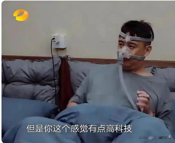 黄磊自己也想不到，才55岁的身体，睡觉时已经离不开电源了，否则有生命之忧。
有消