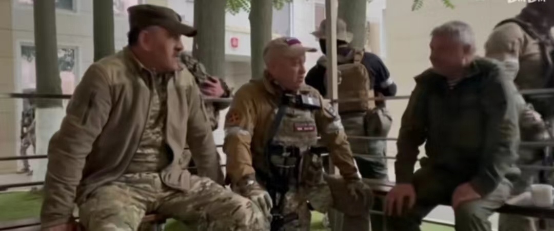 #俄罗斯# 这档子事儿：军阀军事政变（×）包工头武装讨薪（✓） ​​​