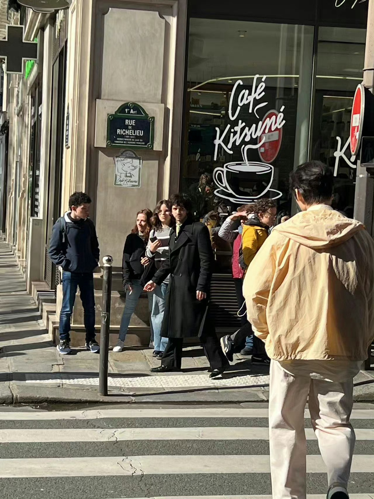 #巴黎街头的魏大勋# 网友巴黎街头偶遇魏大勋拍摄，是谁羡慕了，期待成片呀 ​​​