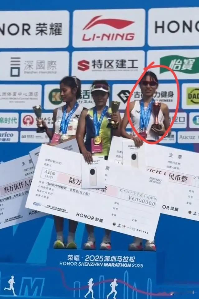 “最快女护士”张水华在深圳马拉松再登领奖台，近50天参赛5场共计拿超20万奖金的
