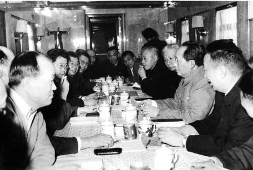 48年毛主席前往兴县，此人前去看望，毛主席：小鬼，你怎么在这儿？
 
兴县，一个