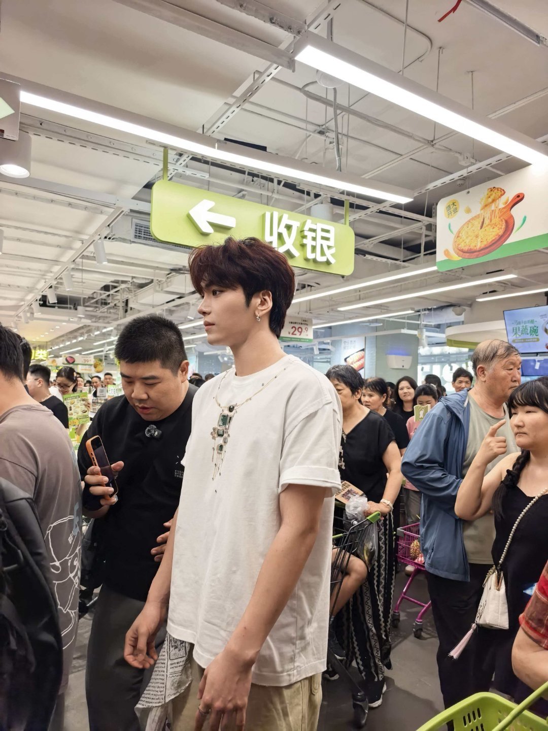 男明星在小象超市抢购榴莲小象超市杭州邵子恒现身杭州小象超市抢购榴莲，随性日常颜值