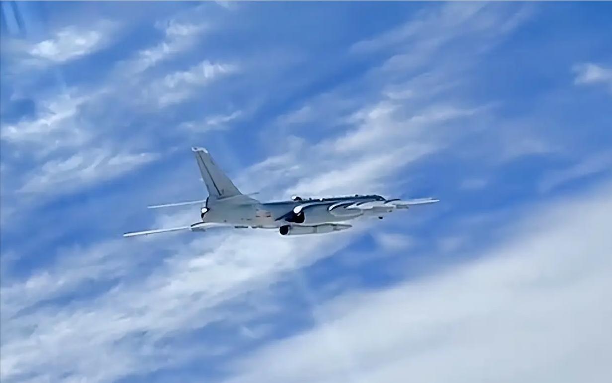 轰6N挂载大型空射反舰导弹，歼20护航画面曝光，7500公里外夏威夷也成打击目标