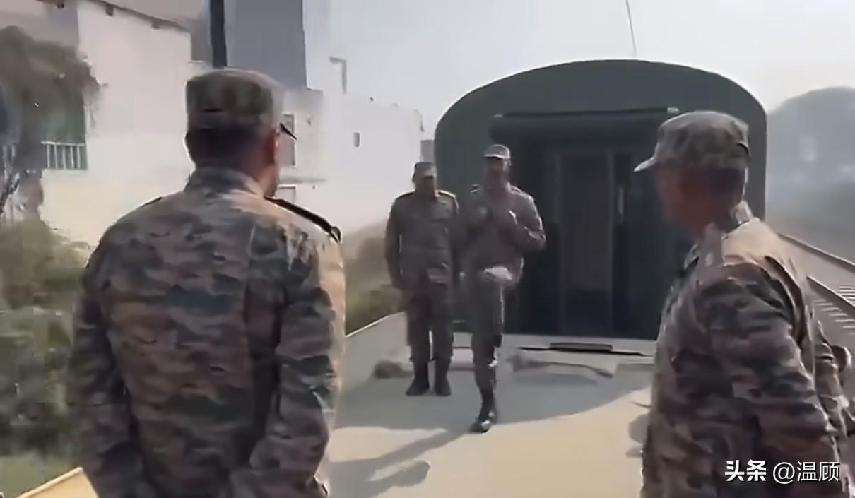 印度陆军把晋升仪式搬上行驶中的火车，摇摇晃晃中完成晋升。
近日一段视频在全网发酵