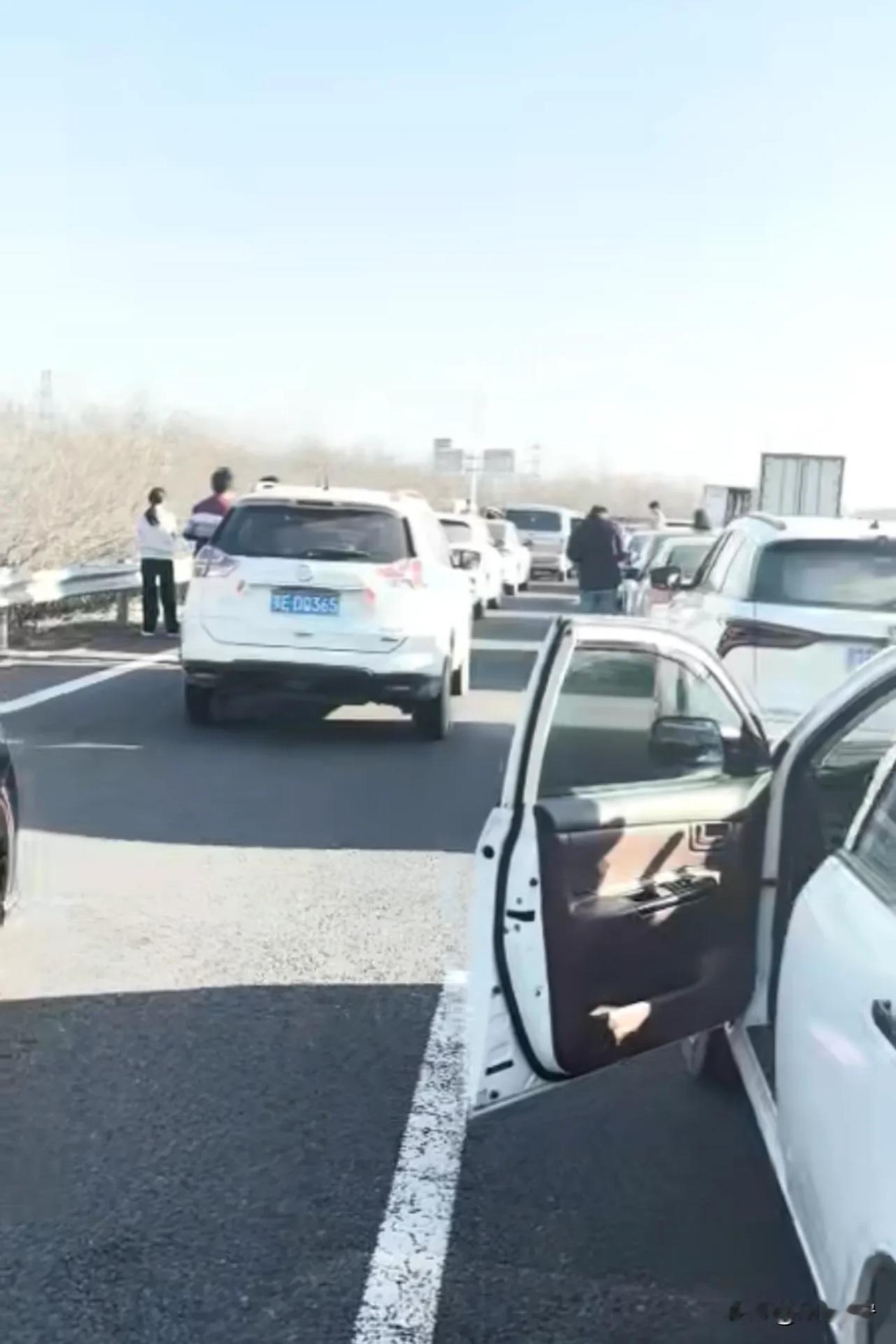 在老家一个比一个吹的发，结果都为了省这三四百过路费堵高速上了。[抓狂]