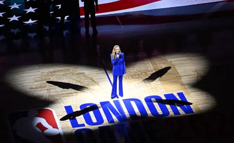 NBA两支球队，在伦敦体育馆举行比赛前，有歌手在场地中央，酝酿情绪高声演唱美国国