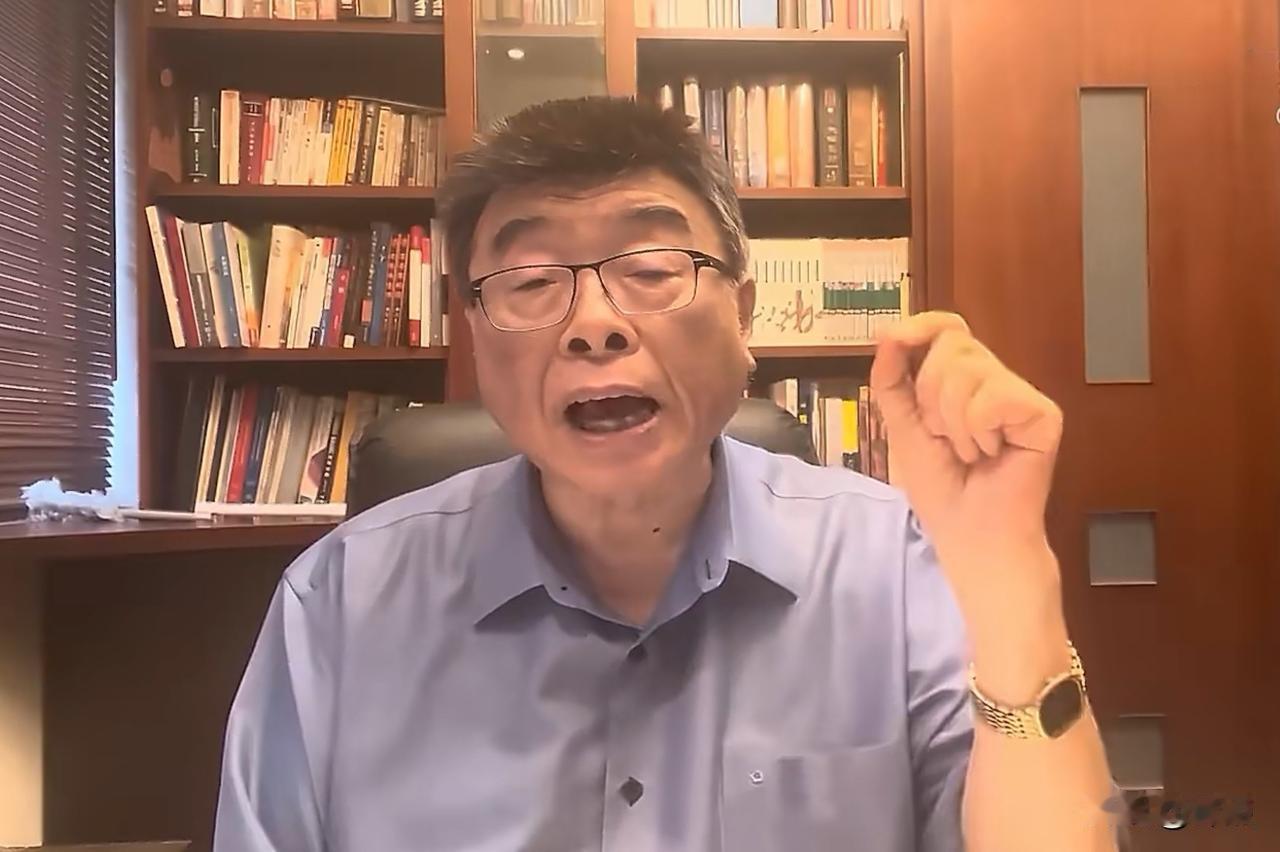 邱毅教授近日提出“和平统一”三大条件：1、当大陆国力崛起。2、美国出现交易型总统