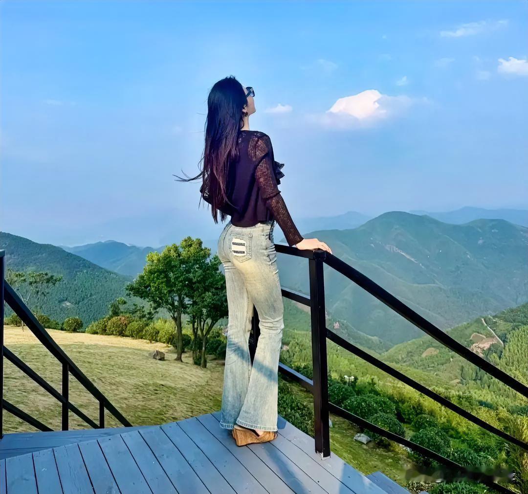 心向长空，自解万般俗愁；常望云天，终身保有浪漫与自由。囿于烟火凡尘，却不困于一地