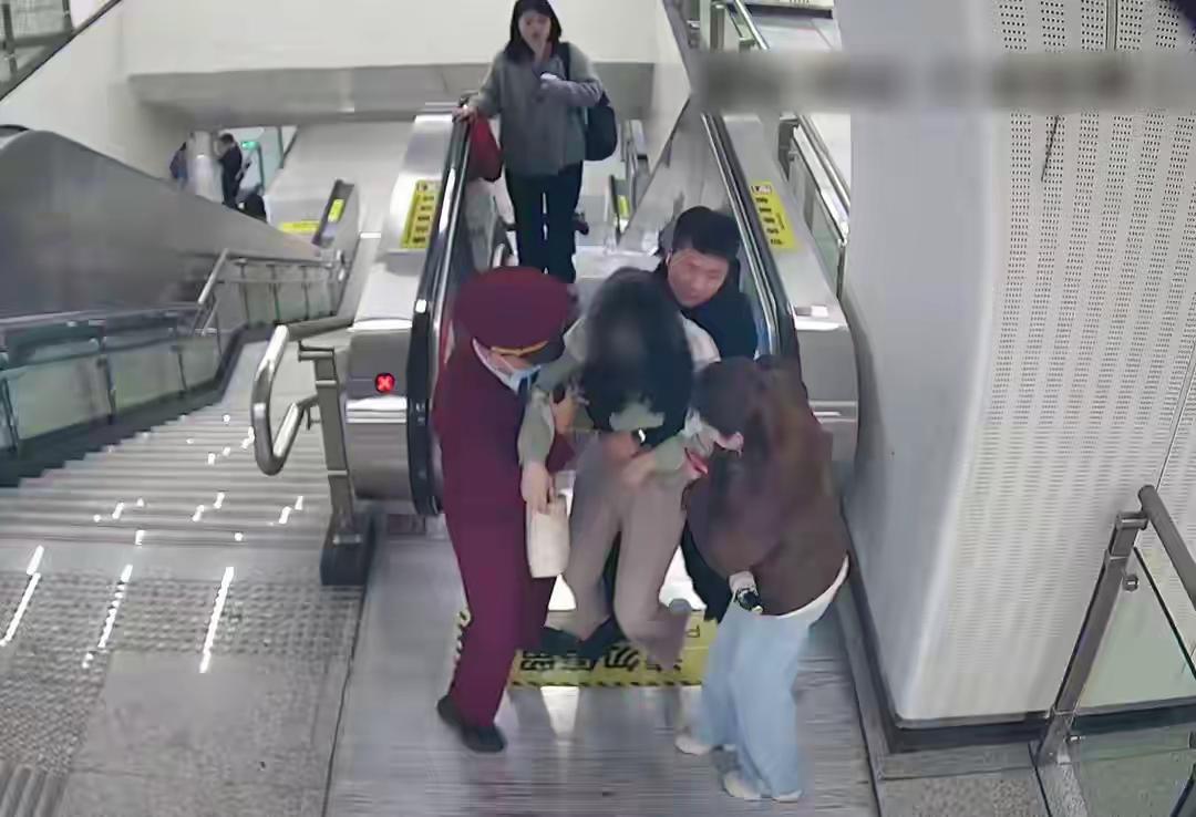 早高峰地铁突发险情 凡人善举温暖人心
拥挤地铁突发乘客晕倒，陌生路人齐心施救，平