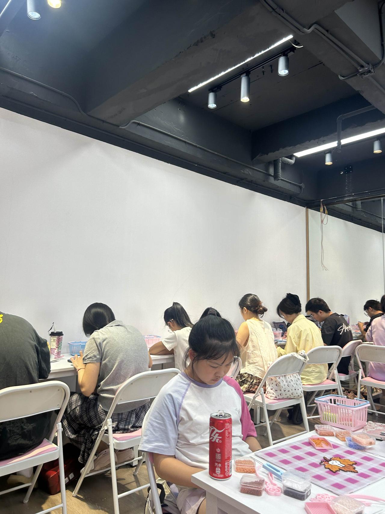 现在带孩子想轻松点，能出钱比陪着玩重要，大人跟小孩脑回路不一样，就应该各玩各的，