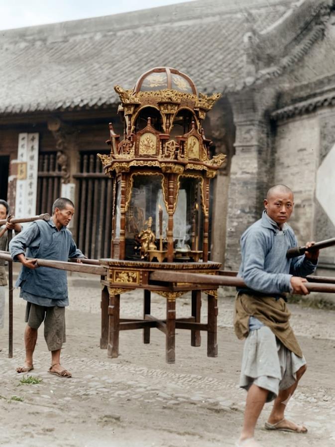 这张由美国摄影师西德尼·戴维·甘博在1917年拍摄四川成都街头的一次民间祭祀活动